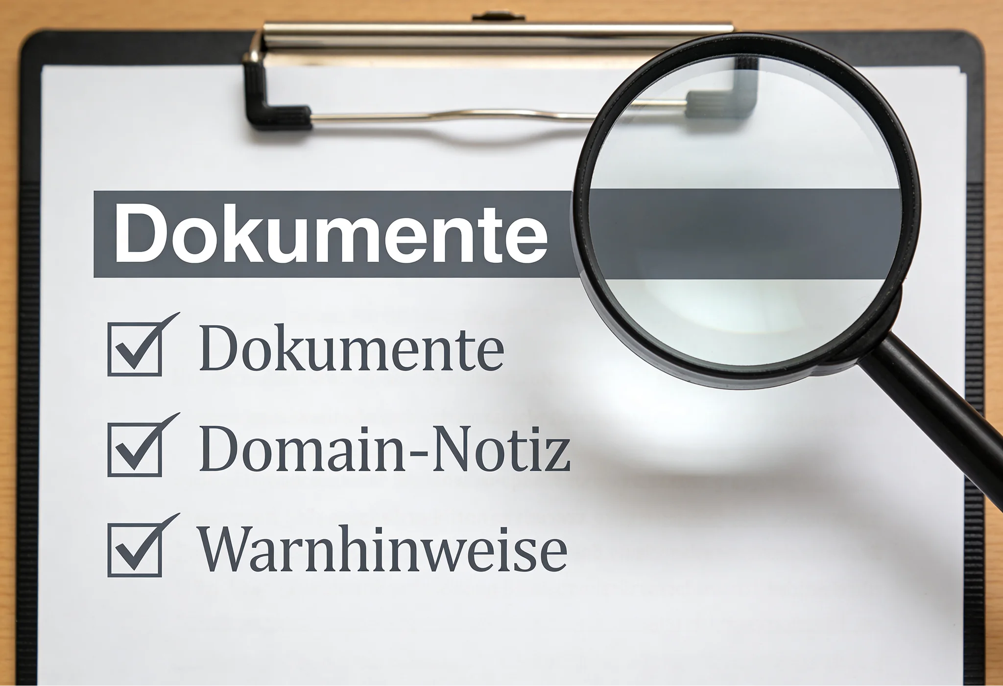 Prüfliste mit Lupe und sachlichen Hinweisen zur Erlaubnisprüfung